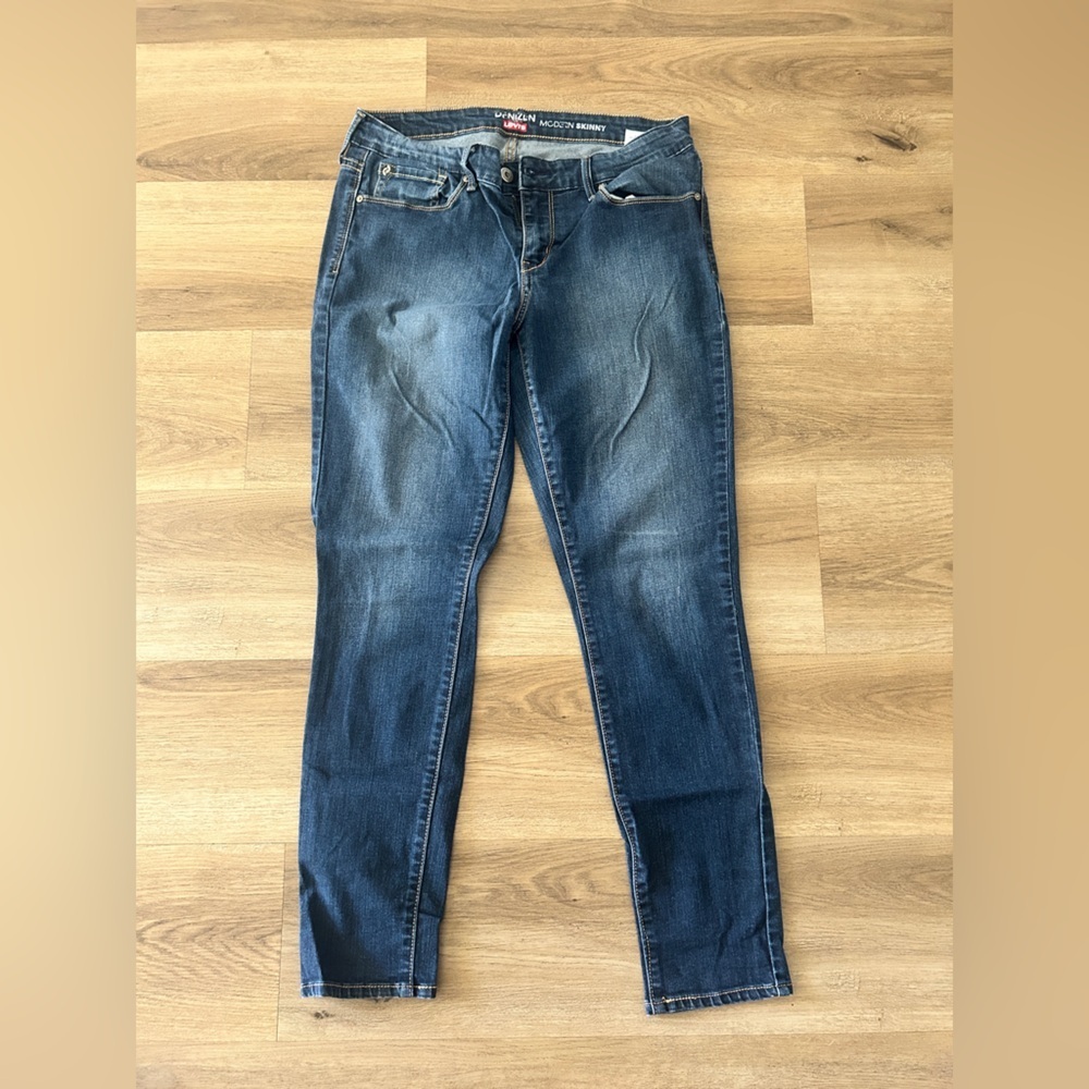 Levi’s Denizen Woman’s Modern Skinny Jeans – Size 30x34, Dark Wash- Like New
